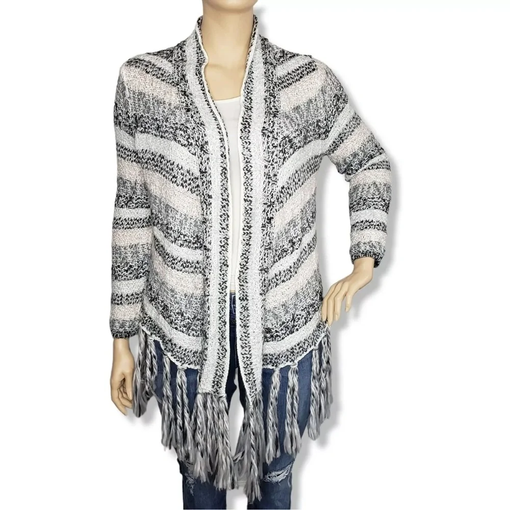 New Chico’s Light Gray Dark Charcoal Gray, Orchid & White Fringed Shawl Medium